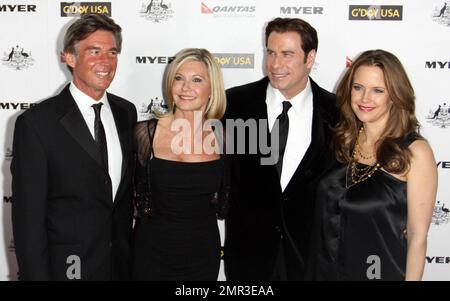 Les co-stars de la « graisse » Olivia Newton-John et John Travolta posent avec leurs conjoints John Easterling et Kelly Preston au « Gala Black Tie 2011 » organisé à Hollywood Palladium, célébrant la semaine australienne et « faisant la promotion de tout ce qui touche l'Australie, aux États-Unis, y compris les affaires, l'innovation, le cinéma, la musique, la culture et l'environnement ». Los Angeles, Californie. 01/22/11. Banque D'Images