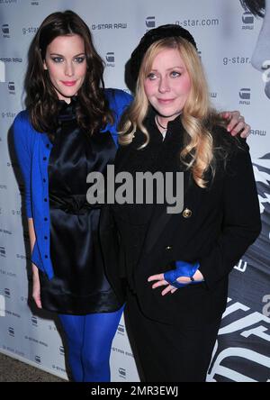 Liv Tyler et Bebe Buell au G Star Raw présente le spectacle de mode de NY Raw lors de la Mercedes-Benz Fashion week à New York, NY. 2/16/10. . Banque D'Images