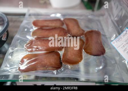 Exemples de spécialités de poisson, Fish Canning Factory (USISA), Isla Cristina, Espagne Banque D'Images