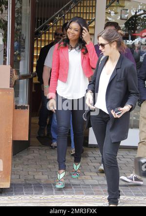 Gabrielle Union fait une apparition au centre commercial Grove pour une interview avec Mario Lopez sur 'Extra' TV. Gabrielle portait une veste couleur saumon, un haut blanc, un Jean bleu et des talons hauts de couleur fruits de mer. L'actrice de 39 ans fait actuellement la promotion de son nouveau film, « Think Like A Man », qui doit sortir dans les théâtres de 20 avril. Los Angeles, Californie. 12th avril 2012. . Banque D'Images