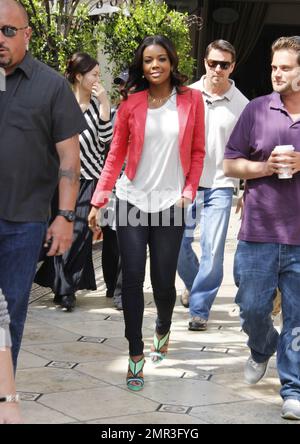 Gabrielle Union fait une apparition au centre commercial Grove pour une interview avec Mario Lopez sur 'Extra' TV. Gabrielle portait une veste couleur saumon, un haut blanc, un Jean bleu et des talons hauts de couleur fruits de mer. L'actrice de 39 ans fait actuellement la promotion de son nouveau film, « Think Like A Man », qui doit sortir dans les théâtres de 20 avril. Los Angeles, Californie. 12th avril 2012. . Banque D'Images