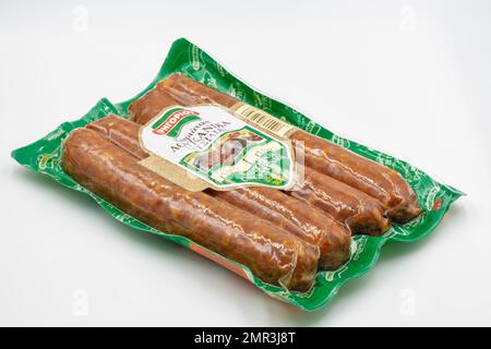 Kiev, Ukraine - 02 juin 2021: Studio Shoot saucisses traditionnelles de Chypre pour le paquet de grill gros plan sur blanc. Banque D'Images