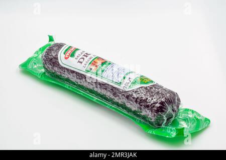 Kiev, Ukraine - 02 juin 2021: Studio Shoot traditionnel Chypre salami paquet gros plan sur blanc. Banque D'Images