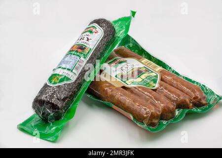 Kiev, Ukraine - 02 juin 2021: Studio Shoot traditionnel de Chypre salami et saucisses pour les paquets de grill gros plan sur blanc. Banque D'Images