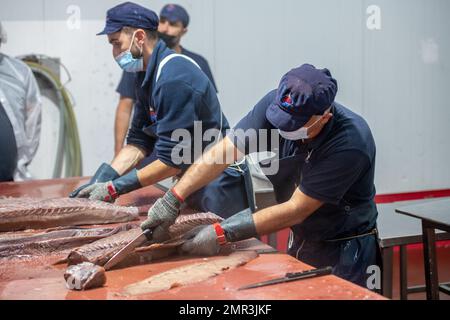 Coupe et préparation du poisson pour le processus de mise en conserve, Fish Canning Factory (USISA), Isla Cristina, Espagne Banque D'Images