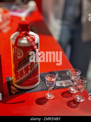 Kiev, Ukraine - 06 juin 2021 : stand de boisson dure Maotai ou Moutai au festival de la gastronomie et du vin. C'est une marque de baijiu, un alcool chinois distillé fait en Th Banque D'Images