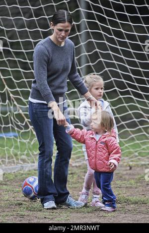 Jennifer Garner emmène ses deux filles Violet et Seraphina à la pratique du football à Los Angeles, CA. 10/16/10. Banque D'Images