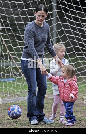 Jennifer Garner emmène ses deux filles Violet et Seraphina à la pratique du football à Los Angeles, CA. 10/16/10. Banque D'Images