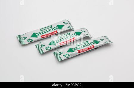 Kiev, Ukraine - 02 juin 2021: Studio Shoot of Peppermint chewing gum PowerGum packs gros plan sur blanc. Banque D'Images