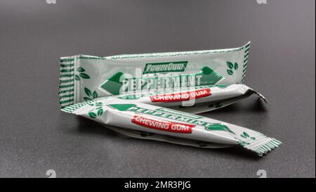 Kiev, Ukraine - 02 juin 2021: Studio Shoot of Peppermint chewing gum PowerGum packs gros plan sur noir. Banque D'Images