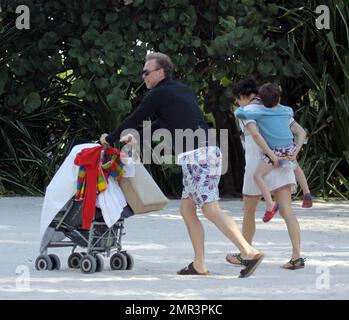 EXCLUSIF !! Le chanteur britannique devenu acteur Gary Kemp et sa femme Lauren Barber se promènent sous le soleil d'hiver avec leurs deux enfants Milo et et baby Kit qui était couvert de dormir dans le pram. La famille profite actuellement d'une pause de fin d'année à Miami, en Floride. 12/29/09. Banque D'Images