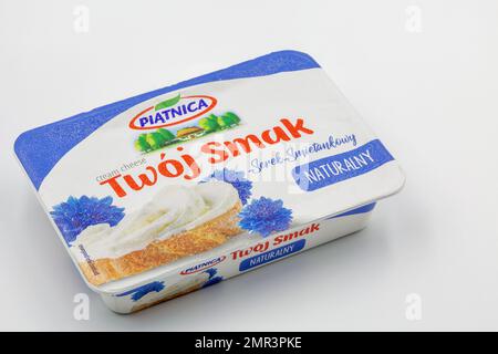 Kiev, Ukraine - 02 juin 2021: Studio Shoot de fromage à la crème polonais Tvoj Smak Piatnica emballage gros plan sur blanc. Banque D'Images