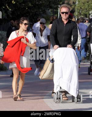 EXCLUSIF !! Le chanteur britannique devenu acteur Gary Kemp et sa femme Lauren Barber se promènent sous le soleil d'hiver avec leurs deux enfants Milo et et baby Kit qui était couvert de dormir dans le pram. La famille profite actuellement d'une pause de fin d'année à Miami, en Floride. 12/29/09. Banque D'Images