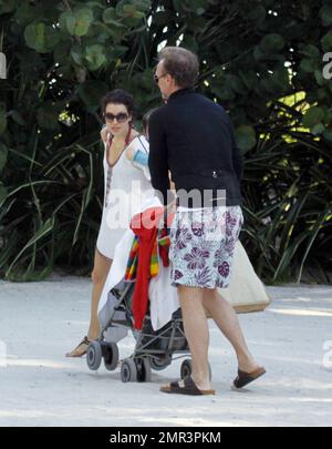 EXCLUSIF !! Le chanteur britannique devenu acteur Gary Kemp et sa femme Lauren Barber se promènent sous le soleil d'hiver avec leurs deux enfants Milo et et baby Kit qui était couvert de dormir dans le pram. La famille profite actuellement d'une pause de fin d'année à Miami, en Floride. 12/29/09. Banque D'Images