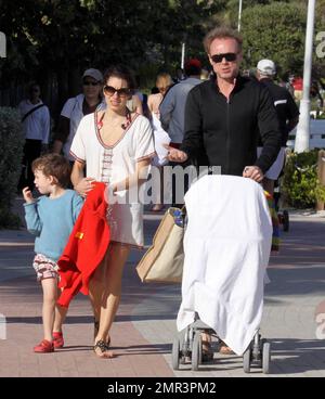 EXCLUSIF !! Le chanteur britannique devenu acteur Gary Kemp et sa femme Lauren Barber se promènent sous le soleil d'hiver avec leurs deux enfants Milo et et baby Kit qui était couvert de dormir dans le pram. La famille profite actuellement d'une pause de fin d'année à Miami, en Floride. 12/29/09. Banque D'Images