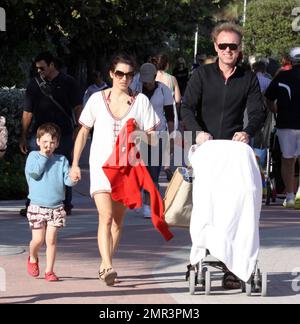 EXCLUSIF !! Le chanteur britannique devenu acteur Gary Kemp et sa femme Lauren Barber se promènent sous le soleil d'hiver avec leurs deux enfants Milo et et baby Kit qui était couvert de dormir dans le pram. La famille profite actuellement d'une pause de fin d'année à Miami, en Floride. 12/29/09. Banque D'Images