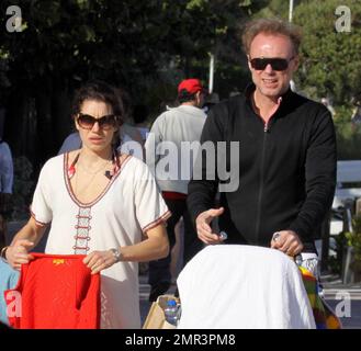 EXCLUSIF !! Le chanteur britannique devenu acteur Gary Kemp et sa femme Lauren Barber se promènent sous le soleil d'hiver avec leurs deux enfants Milo et et baby Kit qui était couvert de dormir dans le pram. La famille profite actuellement d'une pause de fin d'année à Miami, en Floride. 12/29/09. Banque D'Images