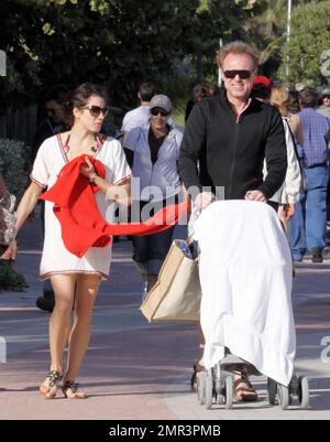 EXCLUSIF !! Le chanteur britannique devenu acteur Gary Kemp et sa femme Lauren Barber se promènent sous le soleil d'hiver avec leurs deux enfants Milo et et baby Kit qui était couvert de dormir dans le pram. La famille profite actuellement d'une pause de fin d'année à Miami, en Floride. 12/29/09. Banque D'Images