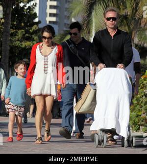 EXCLUSIF !! Le chanteur britannique devenu acteur Gary Kemp et sa femme Lauren Barber se promènent sous le soleil d'hiver avec leurs deux enfants Milo et et baby Kit qui était couvert de dormir dans le pram. La famille profite actuellement d'une pause de fin d'année à Miami, en Floride. 12/29/09. Banque D'Images