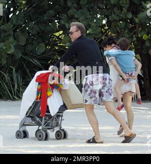 EXCLUSIF !! Le chanteur britannique devenu acteur Gary Kemp et sa femme Lauren Barber se promènent sous le soleil d'hiver avec leurs deux enfants Milo et et baby Kit qui était couvert de dormir dans le pram. La famille profite actuellement d'une pause de fin d'année à Miami, en Floride. 12/29/09. Banque D'Images