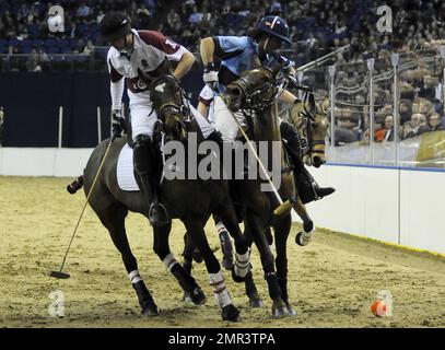 Des équipes internationales participent à l'épreuve Gaucho International Polo à l'Arena O2. L'événement est le premier test de polo en salle au monde et inclut l'Angleterre contre l'Argentine, l'Écosse contre l'Afrique du Sud et Oxford contre Cambridge. L'événement comprenait également un match de célébrité avec Liz McClarnon et Charlotte Christodoulou contre Kenny Logan et Mike Bushnell. Londres, Royaume-Uni. 2/24/11. Banque D'Images