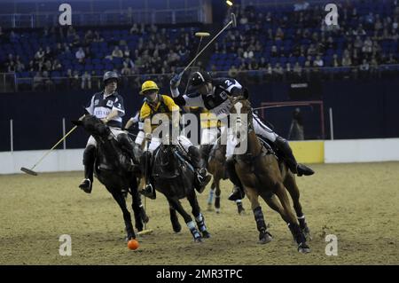Des équipes internationales participent à l'épreuve Gaucho International Polo à l'Arena O2. L'événement est le premier test de polo en salle au monde et inclut l'Angleterre contre l'Argentine, l'Écosse contre l'Afrique du Sud et Oxford contre Cambridge. L'événement comprenait également un match de célébrité avec Liz McClarnon et Charlotte Christodoulou contre Kenny Logan et Mike Bushnell. Londres, Royaume-Uni. 2/24/11. Banque D'Images