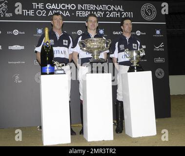 Des équipes internationales participent à l'épreuve Gaucho International Polo à l'Arena O2. L'événement est le premier test de polo en salle au monde et inclut l'Angleterre contre l'Argentine, l'Écosse contre l'Afrique du Sud et Oxford contre Cambridge. L'événement comprenait également un match de célébrité avec Liz McClarnon et Charlotte Christodoulou contre Kenny Logan et Mike Bushnell. Londres, Royaume-Uni. 2/24/11. Banque D'Images