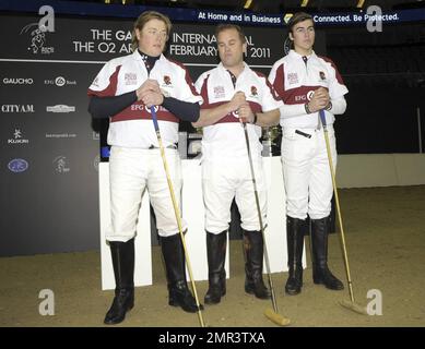 Des équipes internationales participent à l'épreuve Gaucho International Polo à l'Arena O2. L'événement est le premier test de polo en salle au monde et inclut l'Angleterre contre l'Argentine, l'Écosse contre l'Afrique du Sud et Oxford contre Cambridge. L'événement comprenait également un match de célébrité avec Liz McClarnon et Charlotte Christodoulou contre Kenny Logan et Mike Bushnell. Londres, Royaume-Uni. 2/24/11. Banque D'Images