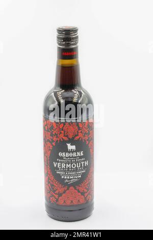 Kiev, Ukraine - 02 octobre 2021: Studio Shoot de Osborne espagnol rouge vermouth bouteille gros plan sur blanc. Par Bodegas Osborne producteur de vin de sherry depuis Banque D'Images