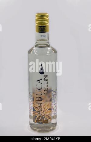 Kiev, Ukraine - 02 octobre 2021: Studio Shoot d'une bouteille de Sambuca Cellini, une liqueur italienne douce aromatisée à l'anis sur blanc. Banque D'Images