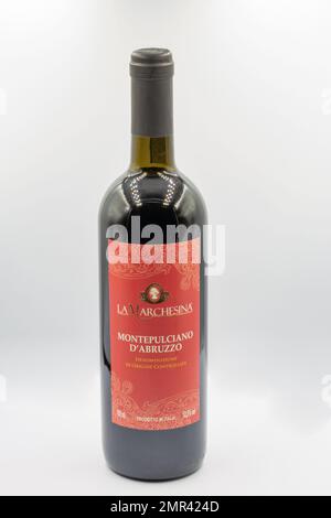 Kiev, Ukraine - 02 octobre 2021: Studio Shoot de la Marchesina Montepulciano DAbruzzo Italien rouge bouteille de vin sec gros plan sur fond blanc. Banque D'Images