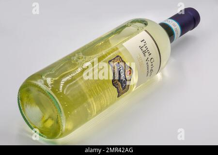 Kiev, Ukraine - 02 octobre 2021: Studio Shoot of Italian Rocca Pinot Grigio delle Venezie blanc de la bouteille de vin sec gros plan sur blanc. Banque D'Images