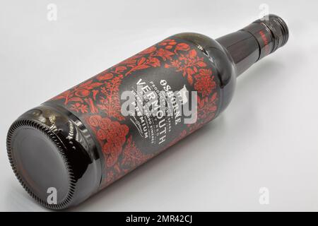 Kiev, Ukraine - 02 octobre 2021: Studio Shoot de Osborne espagnol rouge vermouth bouteille gros plan sur blanc. Par Bodegas Osborne producteur de vin de sherry depuis Banque D'Images