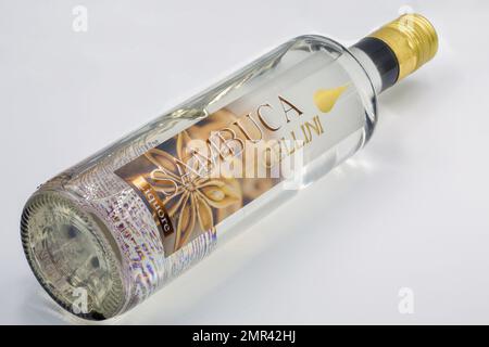 Kiev, Ukraine - 02 octobre 2021: Studio Shoot d'une bouteille de Sambuca Cellini, une liqueur italienne douce aromatisée à l'anis sur blanc. Banque D'Images