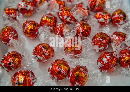 Kiev, Ukraine - 04 novembre 2021: Bonbons au chocolat au lait Lindor Lindt à l'exposition du vin et des spiritueux, l'événement principal pour le marché du vin et des spiritueux Banque D'Images