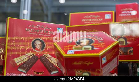 Kiev, Ukraine - 04 novembre 2021 : bonbons au chocolat au lait Mozart à l'exposition vin et spiritueux. Le plus grand producteur de Mozartkugeln est le compan allemand Banque D'Images