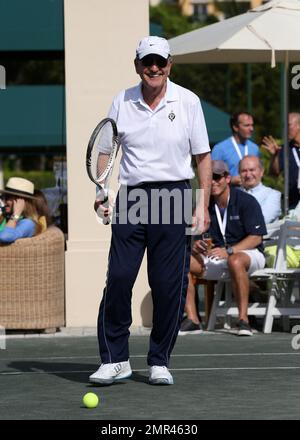 L'ancien sénateur américain George Mitchell tente sa chance lors de l'événement annuel All-Star Charity tennis 7th au Ritz-Carlton Key Biscayne, Miami, Floride.22nd mars 2016. Banque D'Images