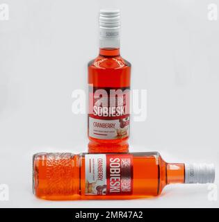 Kiev, Ukraine - 26 mai 2022: Tournage en studio de bouteilles de vodka de canneberge Sobieski sur fond blanc. Sobieski est la marque polonaise de vodka pro Banque D'Images
