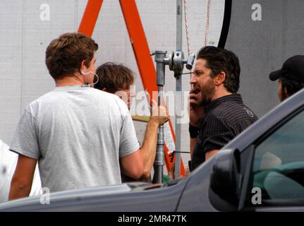 EXCLUSIF !! L'acteur écossais Gerard Butler a été refait pour son dernier film « machine Gun Preacher » à Detroit. Butler a eu ses cheveux en arrière et porté une chemise à carreaux, un bracelet et une chaîne pour filmer des scènes au Bridge Cafe. Butler, qui s'est mérité le titre de hunk et heartthrob, a été vu prendre ses pauses avec une nouvelle copine, la journaliste française de divertissement Laurie Cholewa qui a montré ses longues jambes en short-short et talons compensés. Cholewa accueille l'émission de télévision française 'Direct 8' et les deux se seraient rencontrés lorsque Butler était à Paris pour promouvoir 'Bounty Hunter'. DEtr Banque D'Images