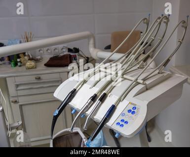 Kiev, Ukraine - 30 décembre 2022: Cabinet dentaire avec Dentsply Sirona différents instruments dentaires et outils pour le traitement de gros plan. Banque D'Images