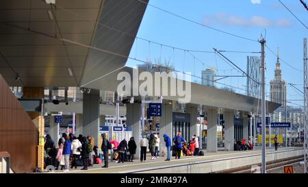 Varsovie, Pologne. 28 février 2022. La crise humanitaire en Europe provoquée par l'attaque de la Russie contre l'Ukraine. Réfugiés ukrainiens à la gare. Banque D'Images