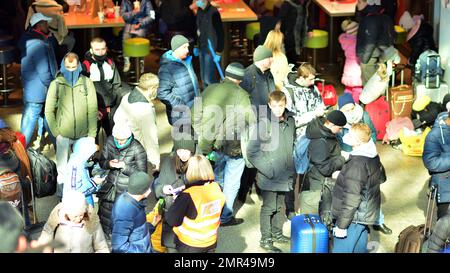 Varsovie, Pologne. 28 février 2022. La crise humanitaire en Europe provoquée par l'attaque de la Russie contre l'Ukraine. Réfugiés ukrainiens à la gare. Banque D'Images