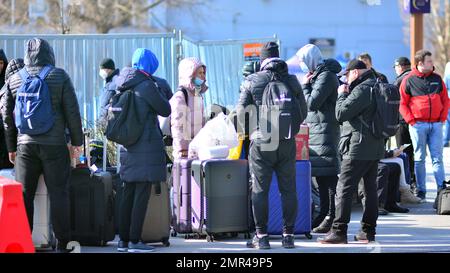 Varsovie, Pologne. 28 février 2022. La crise humanitaire en Europe provoquée par l'attaque de la Russie contre l'Ukraine. Réfugiés ukrainiens à la gare. Banque D'Images