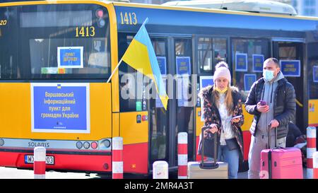 Varsovie, Pologne. 28 février 2022. La crise humanitaire en Europe provoquée par l'attaque de la Russie contre l'Ukraine. Réfugiés ukrainiens à la gare. Banque D'Images