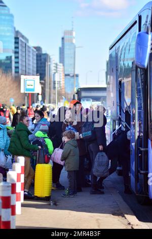 Varsovie, Pologne. 28 février 2022. La crise humanitaire en Europe provoquée par l'attaque de la Russie contre l'Ukraine. Réfugiés ukrainiens à la gare. Banque D'Images