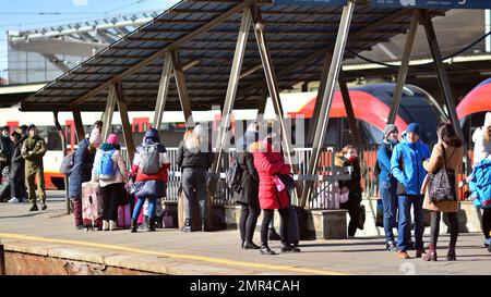 Varsovie, Pologne. 28 février 2022. La crise humanitaire en Europe provoquée par l'attaque de la Russie contre l'Ukraine. Réfugiés ukrainiens à la gare. Banque D'Images