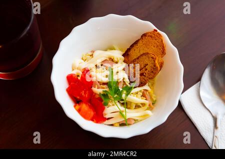 Salade de chou de napa, jambon, œufs et mayonnaise avec toasts Banque D'Images