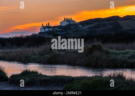 SEAFORD, ANGLETERRE - 21st JANVIER 2023 : vue sur les Coastguard Cottages au coucher du soleil en hiver, Cuckmere Haven, East Sussex Banque D'Images