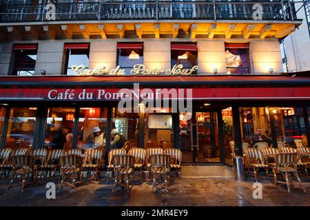 Paris, France- 09 janvier 2023 : situé dans le 1st arrondissement, le café du Pont neuf est situé près du plus ancien pont Pont neuf de Paris. Banque D'Images