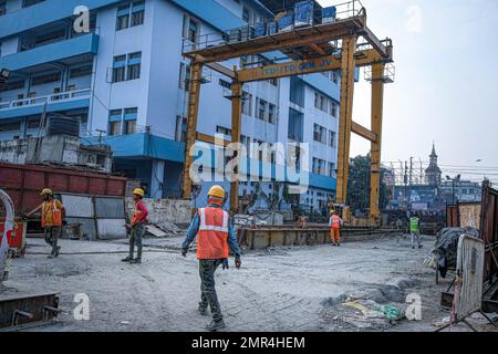 Kolkata, Inde. 31st janvier 2023. Les travailleurs de la construction sont vus sur un chantier de construction avant le budget de l'Union de 2023. Le Gouvernement indien devrait fournir davantage de fonds au secteur agricole et aux agriculteurs. (Photo de Dipayan Bose/SOPA Images/Sipa USA) crédit: SIPA USA/Alay Live News Banque D'Images